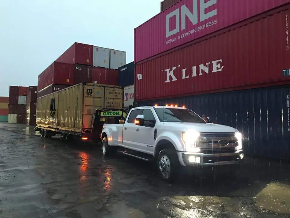 Conteneur sur une remorque tirée par une camionnette